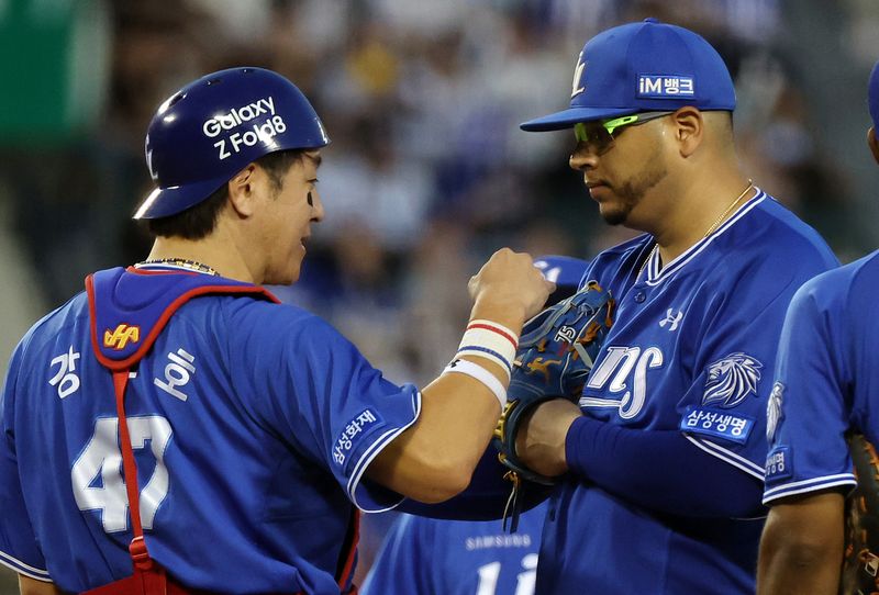 (서울=뉴스1) 김진환 기자 = 6일 오후 서울 송파구 잠실야구장에서 열린 프로야구 '2026 신한은행 SOL KBO리그' 삼성 라이온즈와 LG 트윈스의 경기, 삼성 선발 후라도가 6회말 2사 1루 상황에서 교체를 앞두고 포수 강민호와 하이파이브를 하고 있다. 2026.9.6/뉴스1 /사진=뉴스1화상