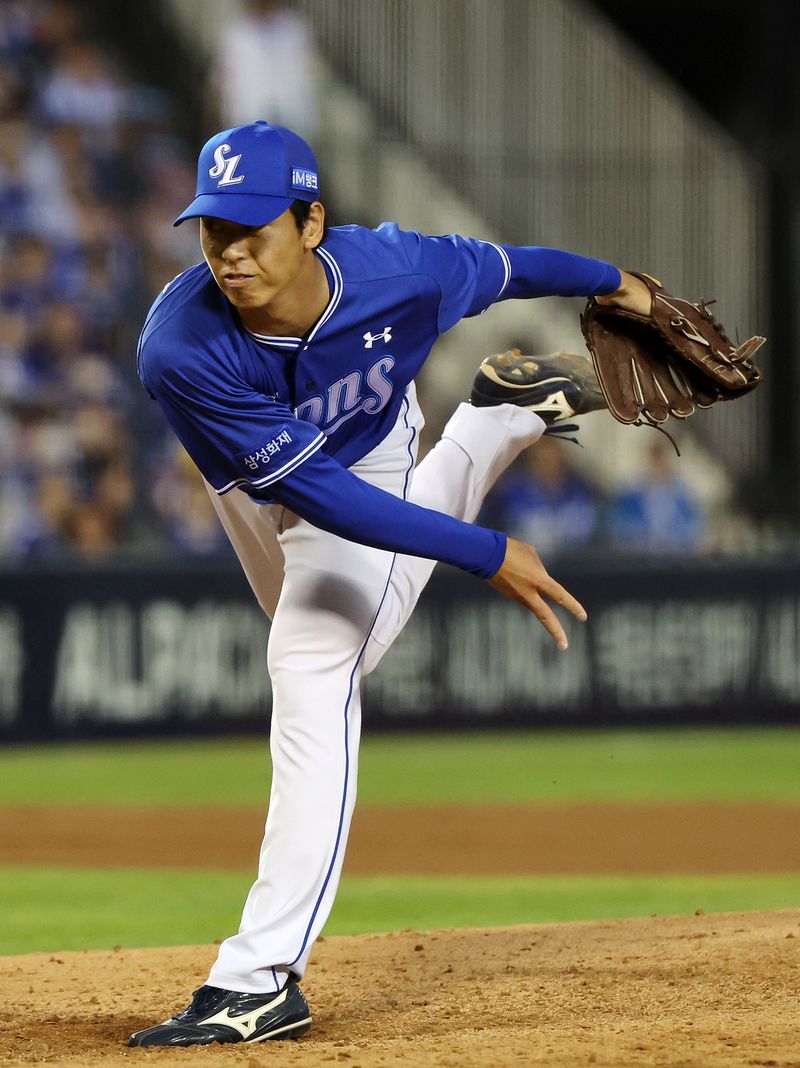 (서울=뉴스1) 김진환 기자 = 6일 오후 서울 송파구 잠실야구장에서 열린 프로야구 '2026 신한은행 SOL KBO리그' 삼성 라이온즈와 LG 트윈스의 경기, 삼성 사토시가 6회말 2사 1루 상황 등판해 힘차게 공을 던지고 있다. 2026.9.6/뉴스1 /사진=뉴스1화상