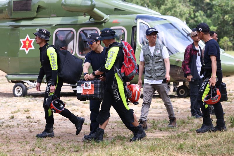 한국 해외긴급구호대가 지난 6일(현지시간) 네팔 어퍼트리슐리(UT)-1 수력발전소 인근 터널 수색을 마치고 베이스캠프인 바타르의 군기지에 내리고 있다. 뉴스1