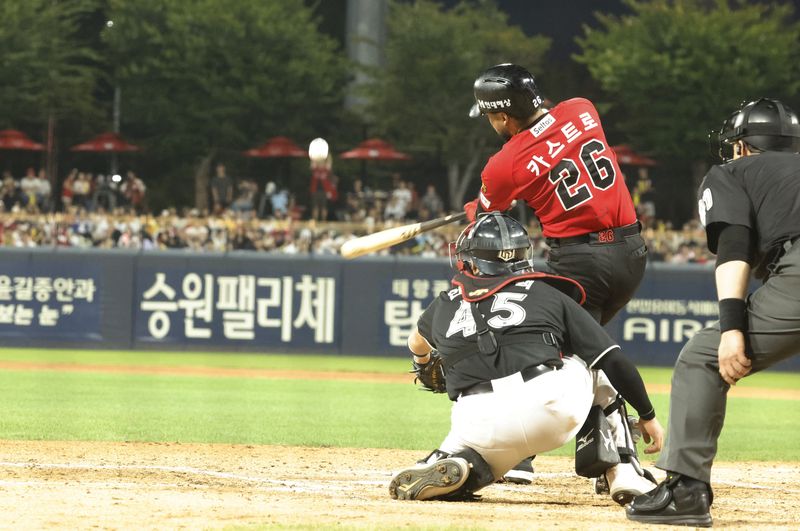 6일 광주-기아 챔피언스필드에서 열린 2026 신한 SOL뱅크 KBO리그 KIA 타이거즈와 KT 위즈의 경기, KIA가 4-2로 앞선 6회말 2사 1·2루 상황에서 카스트로가 우익선상 2루타를 때려내고 있다. 뉴스1