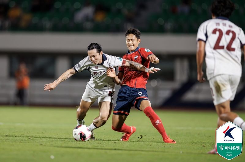 [서울=뉴시스] 프로축구 K리그1 광주FC의 신창무(왼쪽), 김천 상무의 박철우. (사진=한국프로축구연맹 제공)