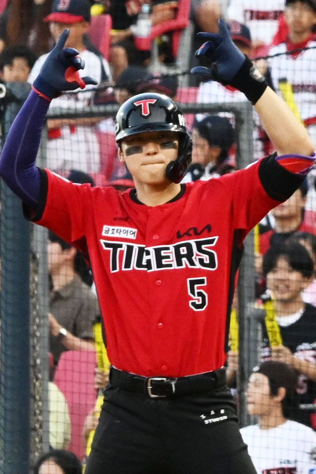 6일 오후 전남광주 북구 광주-기아챔피언스필드에서 열린 2026 신한 SOL KBO리그 KT위즈 대 KIA타이거즈의 경기. 4회 말 2사 주자 1루 상황 KIA 김도영이 중견수 앞 1루타를 날린 뒤 세리머니하고 있다. 연합뉴스