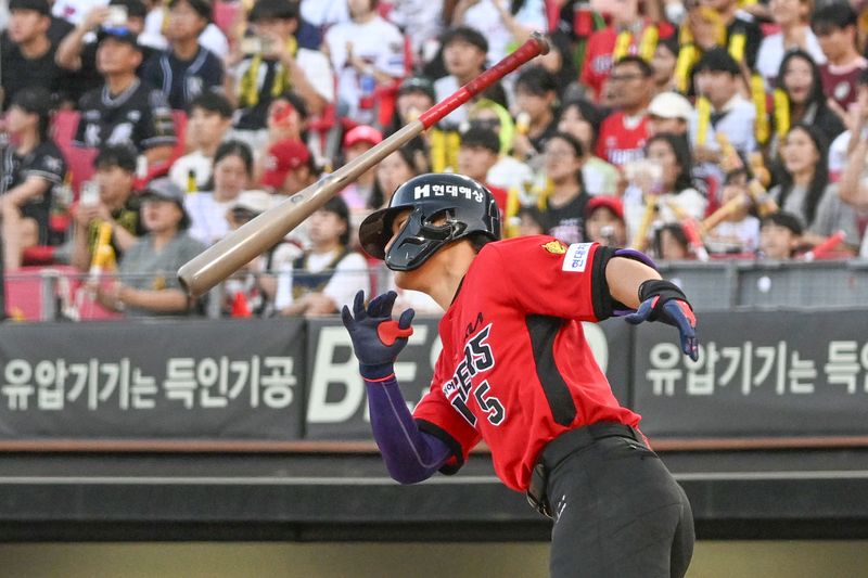 6일 오후 전남광주 북구 광주-기아챔피언스필드에서 열린 2026 신한 SOL KBO리그 KT위즈 대 KIA타이거즈의 경기. 3회 말 무사 주자 1루 상황 KIA 김도영이 좌익수 앞 1루타를 날리고 있다.뉴시스