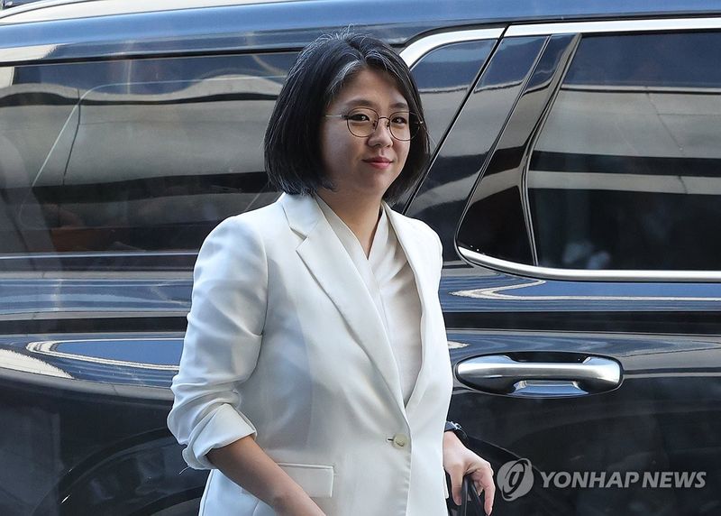 청문회 준비 사무실로 출근하는 용혜인 장관 후보자 (출처=연합뉴스)