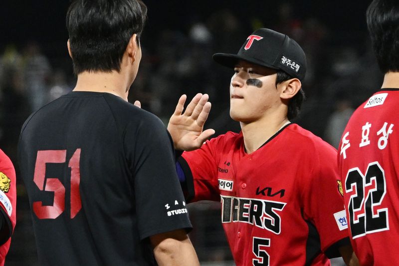 [광주=뉴시스] 이영주 기자 = 6일 오후 전남광주 북구 광주-기아챔피언스필드에서 열린 2026 신한 SOL KBO리그 KT위즈 대 KIA타이거즈의 경기. KIA가 8-3으로 승리한 뒤 김도영이 동료들과 인사하고 있다. 2026.09.06. leeyj2578@newsis.com
