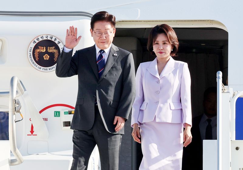 프랑스를 국빈 방문한 이재명 대통령과 김혜경 여사가 6일(현지시간) 프랑스 니스 코트다쥐르 공항에 도착해 환영 인사들과 취재진을 향해 인사를 하고 있다. 뉴시스