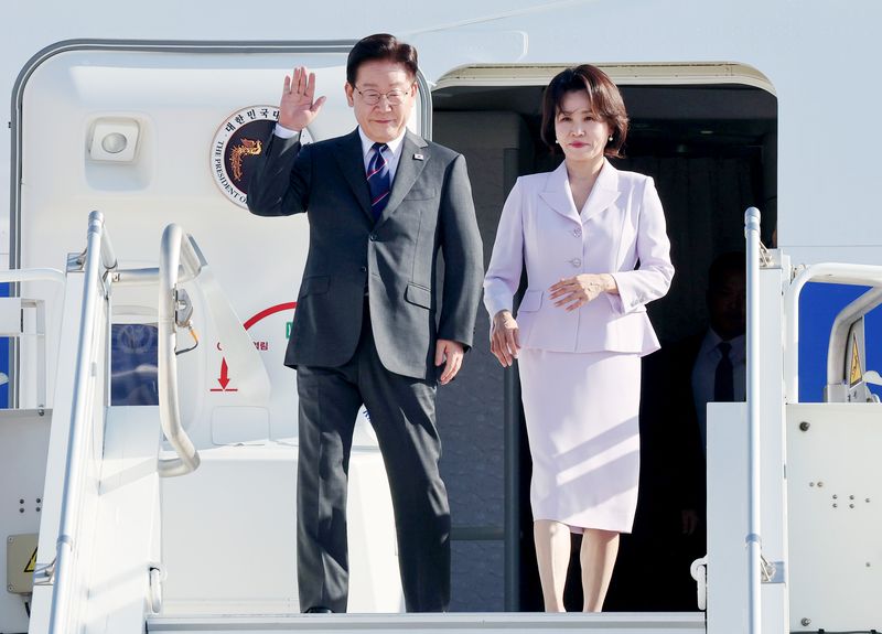 프랑스를 국빈 방문한 이재명 대통령과 김혜경 여사가 6일(현지 시간) 프랑스 니스 코트다쥐르 공항에 도착해 환영 인사들과 취재진을 향해 인사를 하고 있다. 뉴시스