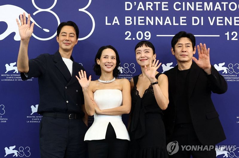 베네치아영화제 기자회견 포토콜 나선 '가능한 사랑' 주연배우들. 연합뉴스