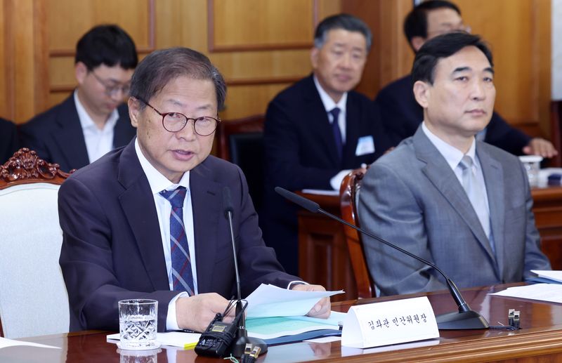 김좌관 국가물관리위원회 민간 위원장이 서울 종로구 세종대로 정부서울청사에서 열린 본회의에서 모두 발언을 하고 있다. 뉴스1