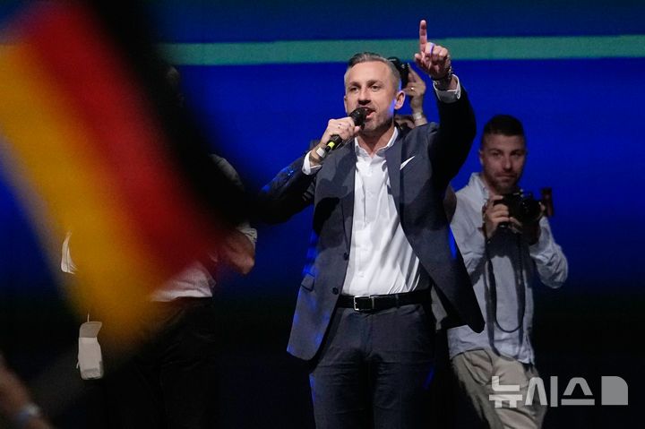6일(현지 시간) 울리히 지크문트 AfD 대표가 작센안할트주 주의회 선거 이후 연설하는 모습. AP뉴시스