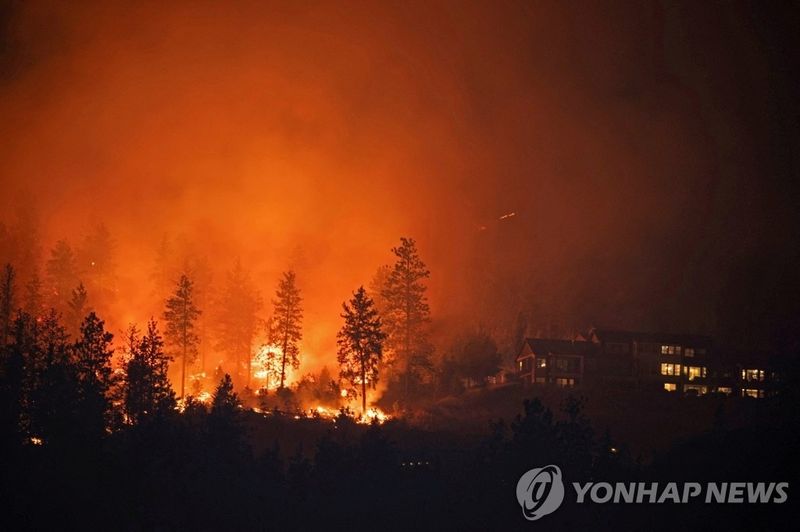 캐나다 서부 지역에 산불이 급속도로 확산하는 가운데 브리티시 컬럼비아주 웨스트켈로나에서 불길이 치솟고 있다.사진은 2023년 8월. 사진=연합뉴스