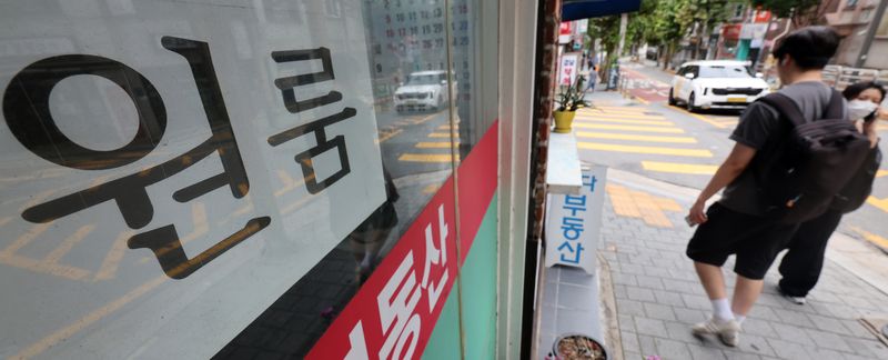 지난 8월 28일 서울 시내 한 대학가 인근 공인중개사사무소에 원룸광고가 붙어 있다. 뉴시스