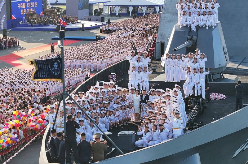 (평양 노동신문=뉴스1) = 북한이 5000톤급 신형 구축함의 두 번째 함인 '강건'호의 취역식을 개최했다고 노동당 기관지 노동신문이 7일 밝혔다. [국내에서만 사용가능. 재배포 금지. DB 금지. For Use Only in the Republic of Korea. Redistribution Prohibited] rodongphoto@news1.kr