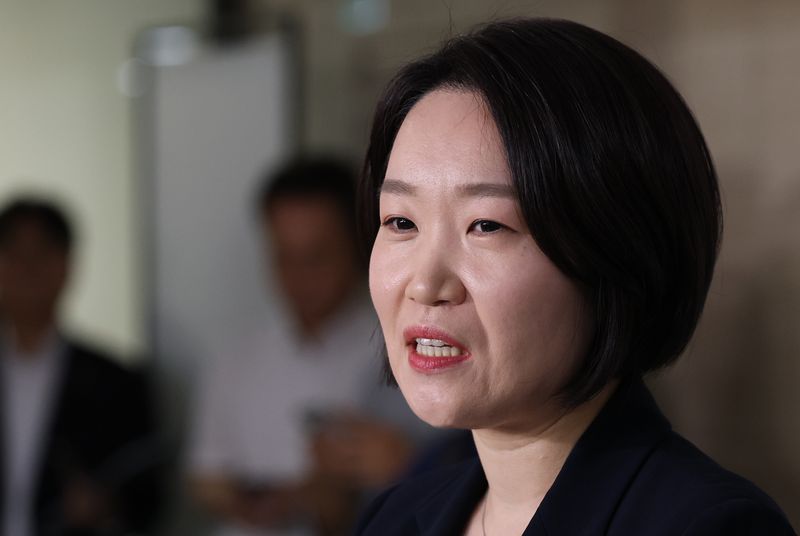 이소영 중소벤처기업부 장관 후보자가 4일 서울 영등포구 중소기업중앙회에서 열린 차담회를 마친 후 백브리핑을 하고 있다. 뉴스1
