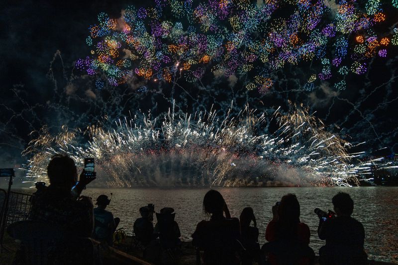 5일 서울 여의도 한강공원에서 열린 '한화와 함께하는 서울세계불꽃축제 2026'에서 화려한 불꽃이 밤하늘을 수놓고 있다. 2026.9.5 ⓒ 뉴스1 안은나 기자