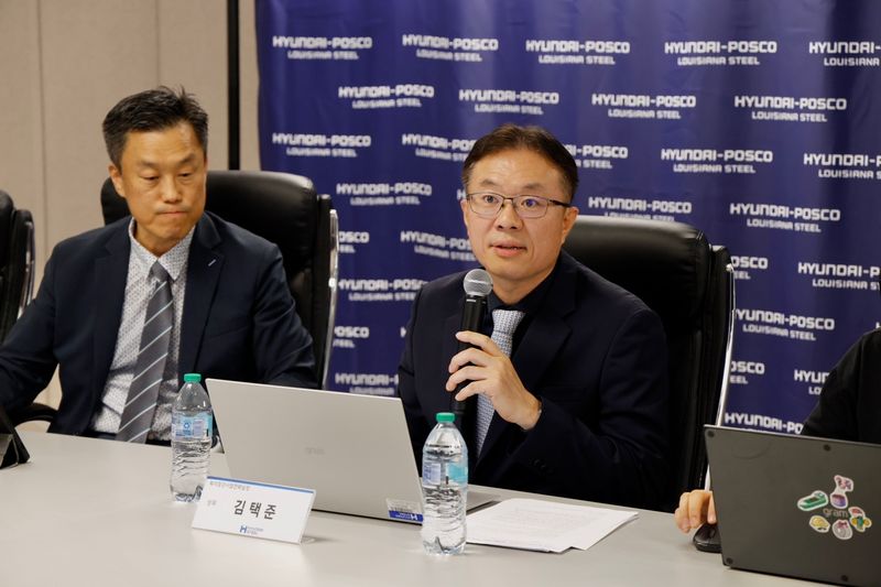 현대제철은 3일(현지 시각) 미국 루이지애나주 도널드슨빌에서 국내 기자단 간담회를 열고 '현대제철-포스코 루이지애나 전기로 제철소'(HPLS)의 사업 계획을 공개했다. 왼쪽부터 차례로 북미철강사업부장 김형진 전무, 북미철강사업전략실장 김택준 상무. (현대제철 제공)