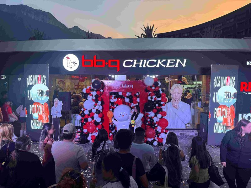 제네시스BBQ가 지난 6일(현지시간) 개장한 멕시코 2호점에 방문한 손님들이 촬영을 하고 있다. 제너시스BBQ 제공