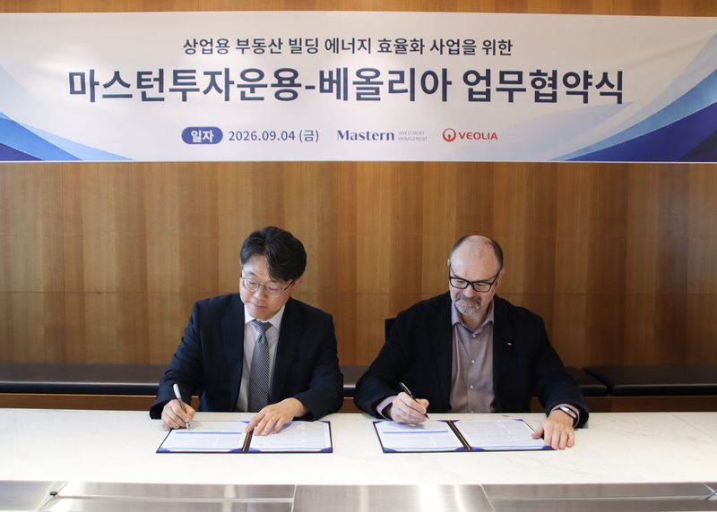 지난 4일 마스턴투자운용 서울 서초구 본사에서 이태경 마스턴투자운용 국내운용부문 대표(왼쪽), 질 일드 베올리아 에너지사업부 전무(오른쪽)가 '판교 알파리움타워 에너지 효율화 사업 공동 추진을 위한 업무협약'을 체결하고 기념촬영을 하고 있다. 마스턴투자운용 브랜드전략팀 제공