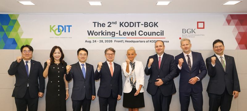 신용보증기금이 지난달 말 폴란드개발은행과 진행한 제2차 실무협의회에서 참석자들이 화이팅을 외치고 있다. 신용보증기금 제공