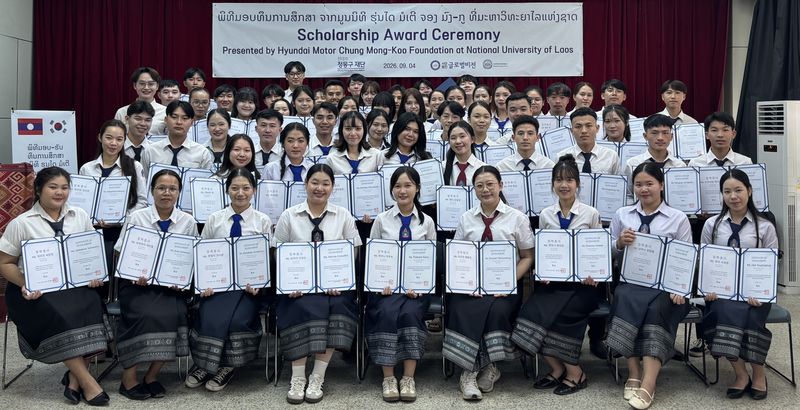라오스 국립대학교에서 지난 4일(현지시간) 열린 현대차 정몽구 재단 장학증서 수여식에서 장학생으로 선발된 60명의 학생들이 기념 촬영을 하고 있다. 현대차 정몽구 재단 제공.