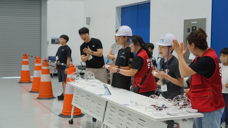 한국교통안전공단과 구미시가 주관한 체험행사에서 참가자들이 체험하고 있는 모습. 사진=한국교통안전공단 제공