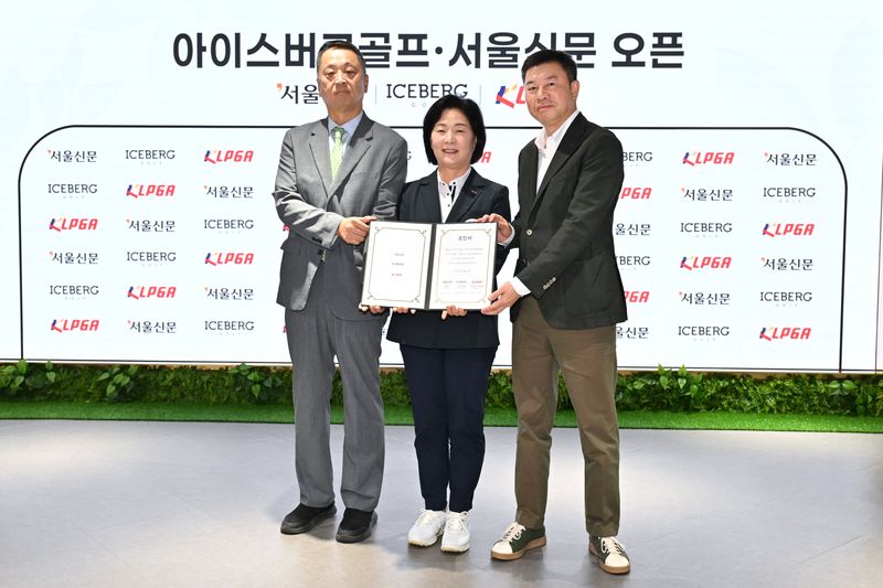 서울신문 김성수 사장, KLPGA 김순희 수석 부회장, 아이스버그골프 유용문 대표이사(왼쪽부터)가 KLPGA 아이스버그골프·서울신문 오픈 개최 조인식을 진행한 뒤 기념 촬영하고 있다. (KLPGA 제공)