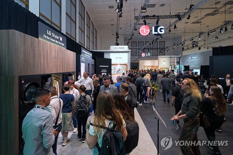 'IFA 2026' LG전자 전시관 방문한 관람객들 (출처=연합뉴스)