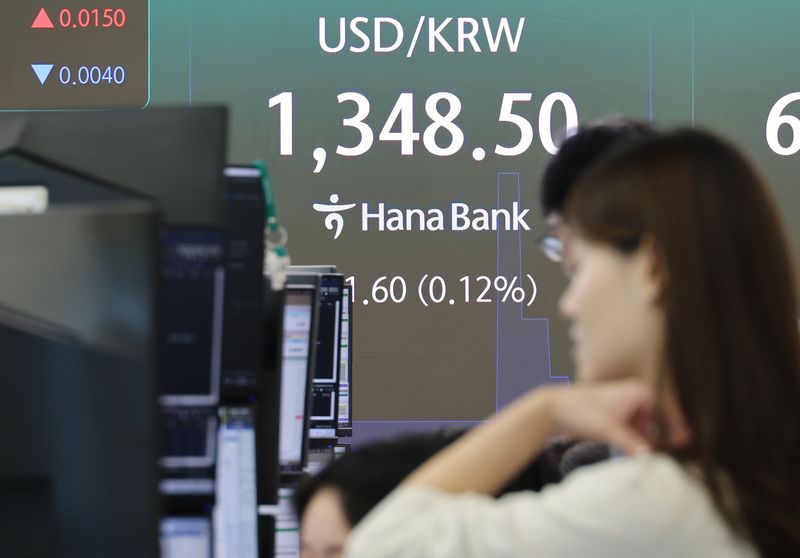 7일 서울 중구 하나은행 본점 딜링룸에서 직원들이 증시와 환율을 모니터하고 있다. 연합뉴스