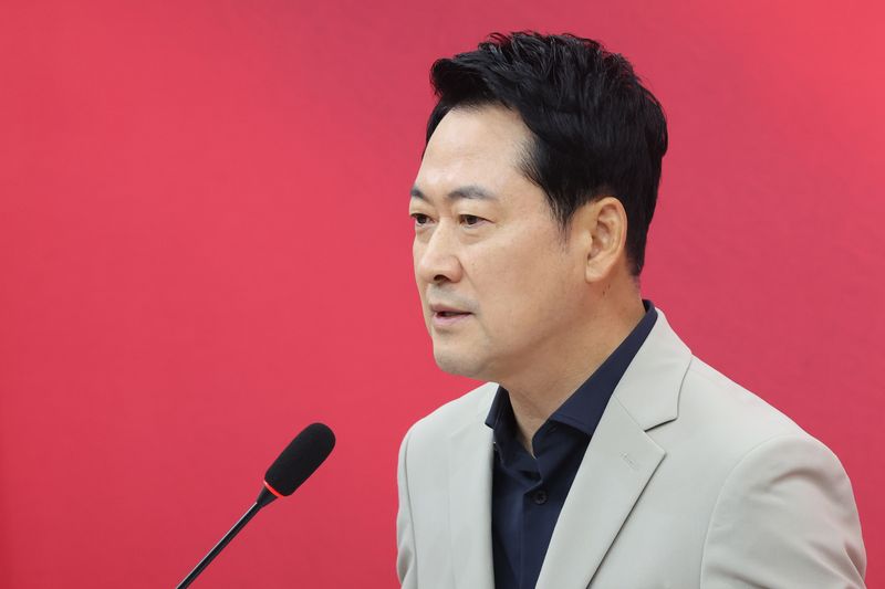 장동혁 국민의힘 대표가 2일 오전 서울 여의도 국회에서 현안 관련 기자회견을 하고 있다. 뉴스1