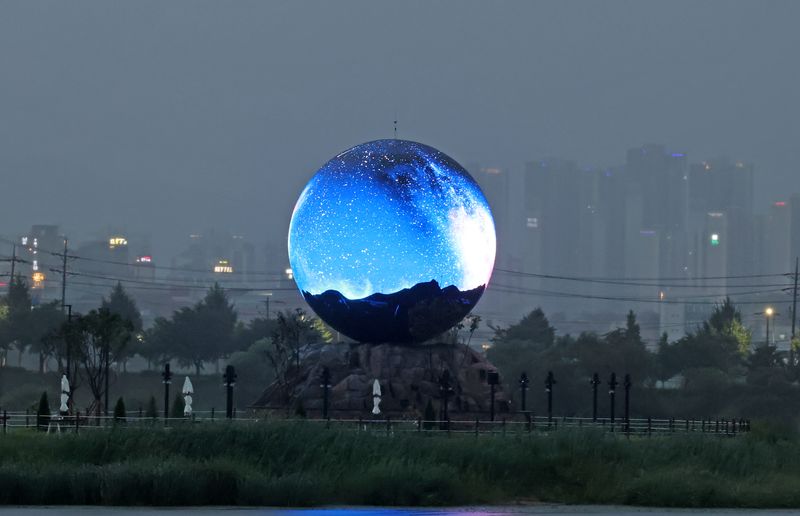 지름 10m LED 달 조형물이 선보인 강릉 경포달빛아트쇼. 연합뉴스