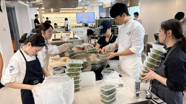 지난 2일 임직원과 조리학과 재학생이 사회공헌 프로그램에 참여하고 있다. 한식진흥원 제공