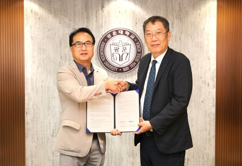 윤도영 광운대 총장(오른쪽)이 지난 8월 20일 서울 노원구 광운대학교에서 손정기 볼타 대표이사와 차세대 배터리 실증 및 기술 협력을 위한 전략적 제휴 업무협약을 체결한 뒤 기념촬영을 하고 있다. 광운대 제공
