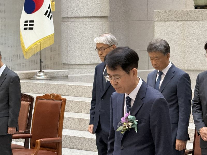 이흥구 대법관이 7일 대법원에서 열린 퇴임식 중 묵념을 하고 있다. 사진=이창훈 기자