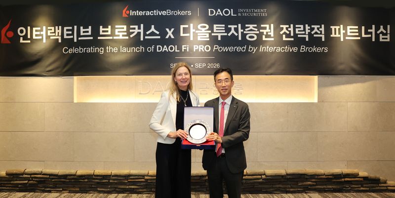 지난 3일 서울 여의도 다올투자증권 본사에서 열린 업무협약식에서 이병철 다올금융그룹 회장(오른쪽)과 스테이시 밀러스 IBKR 수석부사장이 기념촬영을 하고 있다. 다올투자증권 제공
