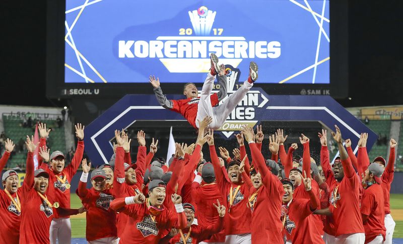 【서울=뉴시스】최진석 기자 = 30일 오후 서울 잠실야구장에서 열린 2017 KBO 한국시리즈 KIA타이거즈와 두산베어스의 5차전 경기에서 승리를 거두며 시리즈 전적 4승 1패로 한국시리즈 우승을 차지한 KIA 선수들이 김기태 감독을 헹가래 치고 있다. 2017.10.30.myjs@newsis.com