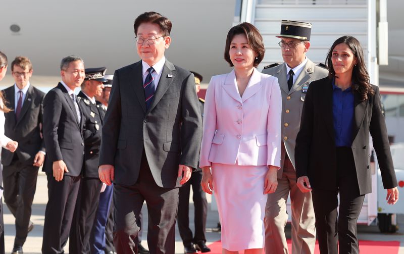 프랑스를 국빈 방문 중인 이재명 대통령과 김혜경 여사가 6일(현지시간) 프랑스 니스 코트다쥐르 공항에 도착한 공군 1호기에서 내려 이동하고 있다. 2026.9.7 ⓒ 뉴스1 이재명 기자