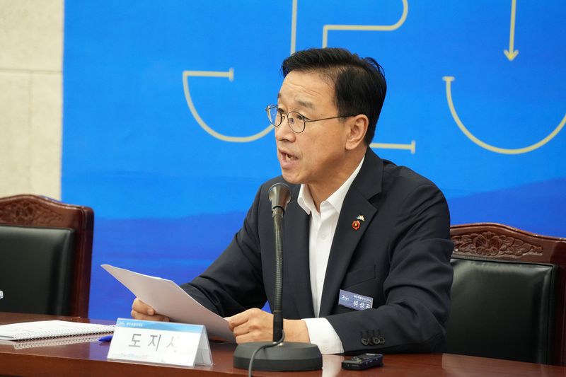 7일 제주도청 탐라홀에서 열린 주간정책회의에서 안전관리와 민생경제 대책에 대한 발언이 이어지고 있다. 위성곤 제주도지사는 민관 합동 안전활동을 강화하고 체전·추석 방문 수요가 골목상권 소비로 이어지도록 부서별 대응을 주문했다. 사진=제주특별자치도 제공