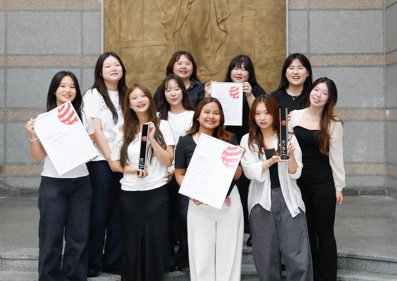 '2026 독일 레드닷 어워드'에서 수상한 동서대 학생들이 기념촬영을 하고 있다. 동서대 제공