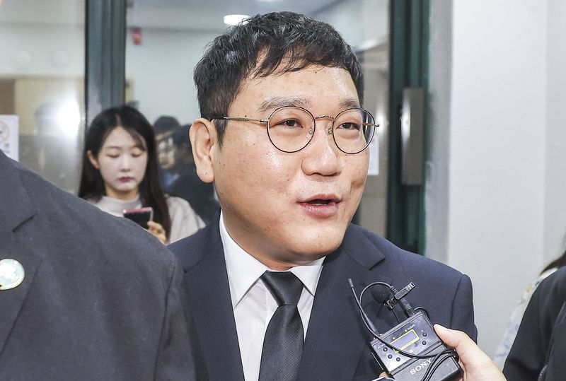 [서울=뉴시스] 정병혁 기자 = 용혜인 성평등가족부 장관 후보자의 남편 박기홍 기본소득당 최고위원이 7일 서울 영등포구 기본소득당사에서 열린 최고위원회의에 참석하며 취재진 질문을 받고 있다. 2026.09.07. jhope@newsis.com