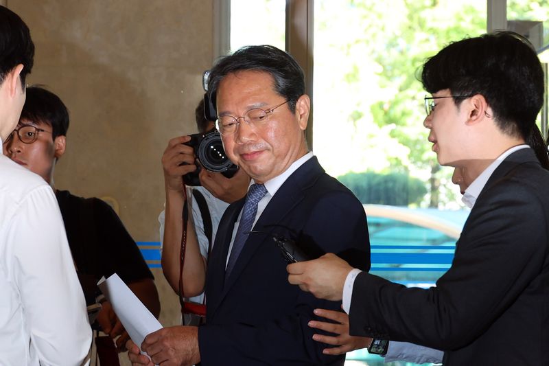 김승원 법무부 장관 후보자가 7일 서울 종로구 적선현대빌딩에 마련된 인사청문회 준비 사무실로 출근, 입장을 밝힌후 사무실로 이동하고 있다. 사진=서동일 기자