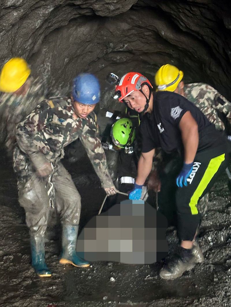 한국 해외긴급구호대(KDRT) 대원들이 6일(현지시간) 네팔 라수와 어퍼트리슐리-1 수력발전소 공사 현장 터널에서 시신을 수습해 이송하고 있다. 외교부 제공