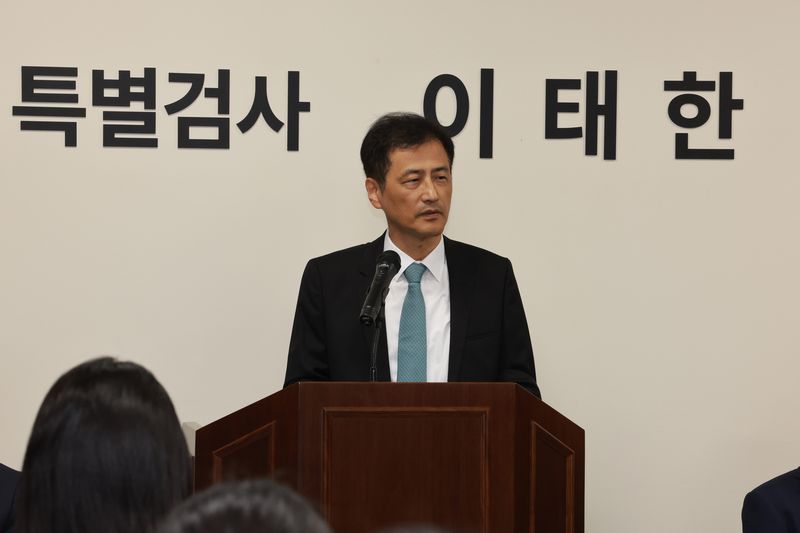 6·3 지방선거 투표용지 부족 사태 등을 수사하는 이태한 선거관리위원회 특별검사가 지난 7일 오전 서울 서초구 특검 사무실 브리핑실에서 특검보를 소개하고 있다. 뉴시스