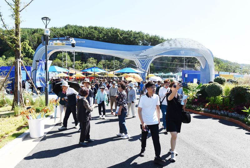 5일 오전 2026여수세계섬박람회가 공식 개장하면서 관람객들이 입장하고 있다. 뉴스1