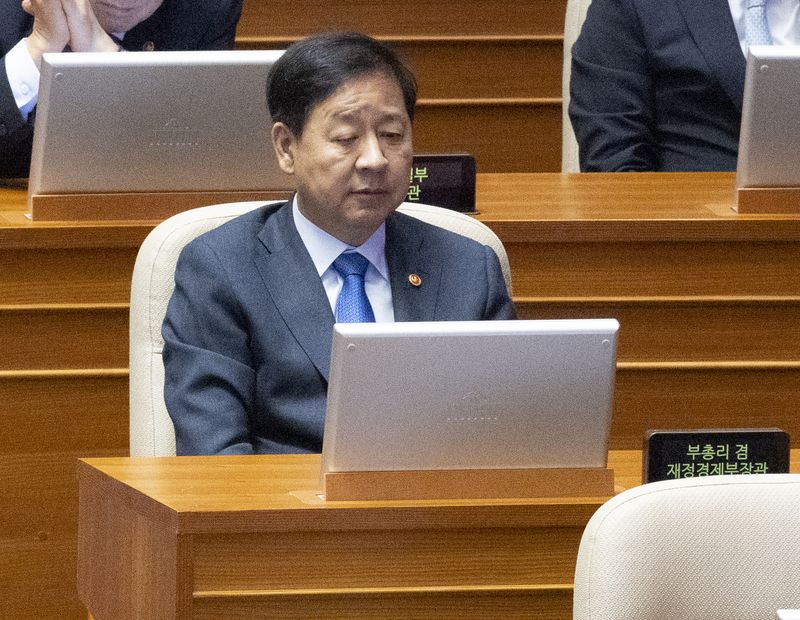 구윤철 부총리 겸 재정경제부 장관이 7일 국회에서 열린 제439회 국회 정기회 3차 본회의에 출석해 더불어민주당 김민석 대표가 교섭단체 대표 연설을 듣고 있다. 연합뉴스