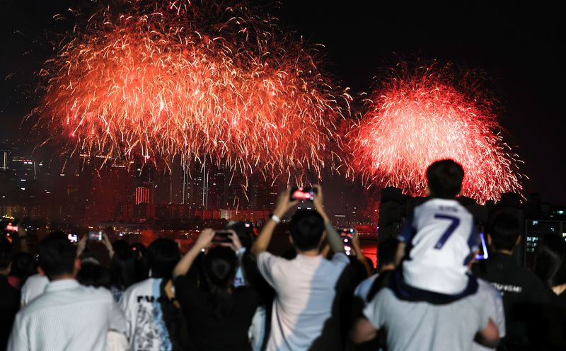 5일 오후 서울 용산 이촌동 일대에서 바라본 ‘서울세계불꽃축제 2026’에서 형형색색의 불꽃이 밤하늘을 밝히고 있다. 2026.09.05. /사진=뉴스1
