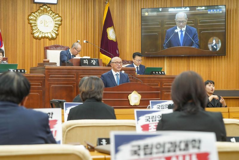 강성휘 목포시장이 7일 제408회 목포시의회 제1차 정례회에서 "재정구조는 탄탄하게, 시민체감은 확실하게 하겠다"면서 민선 9기 재정 운용 방향을 발표하고 있다. 목포시 제공