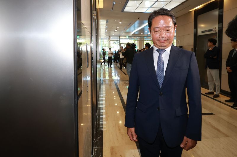 김승원 법무부 장관 후보자가 7일 서울 종로구 적선현대빌딩에 마련된 인사청문회 준비 사무실로 출근하고 있다. 사진=서동일 기자