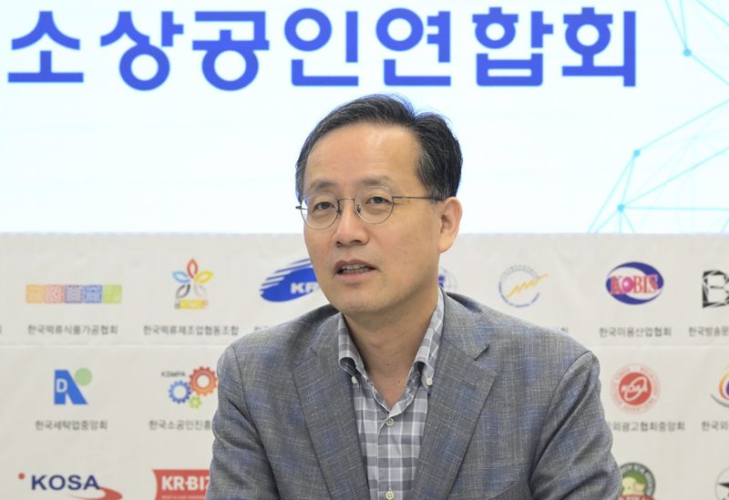 이형일 부총리 겸 재정경제부 장관 후보자가 지난 7일 서울 마포구 소상공인연합회 디지털교육센터에서 열린 '소상공인 간담회'를 주재하고 있다. 연합뉴스