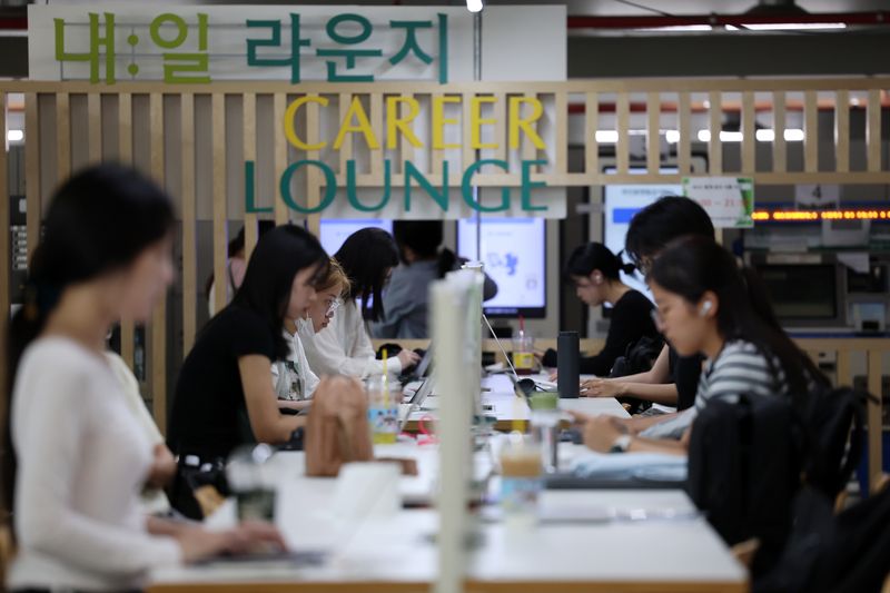 지난 7일 서울 서대문구 이화여자대학교 내:일 라운지에 학생들이 앉아 있다. 뉴시스