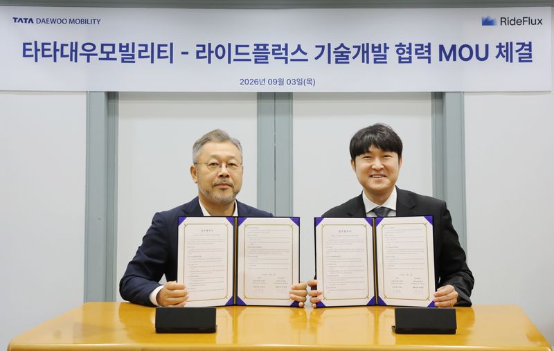 이윤규 타타대우모빌리티 연구소장(왼쪽)이 지난 3일 전북 군산 타타대우 본사에서 박중희 라이드플럭스 대표와 '상용차 레벨2+ 주행보조 시스템 개발 및 레벨4 자율주행 사업화 협력'을 위한 업무협약(MOU)을 체결한 뒤 기념촬영을 하고 있다. 타다대우모빌리티 제공